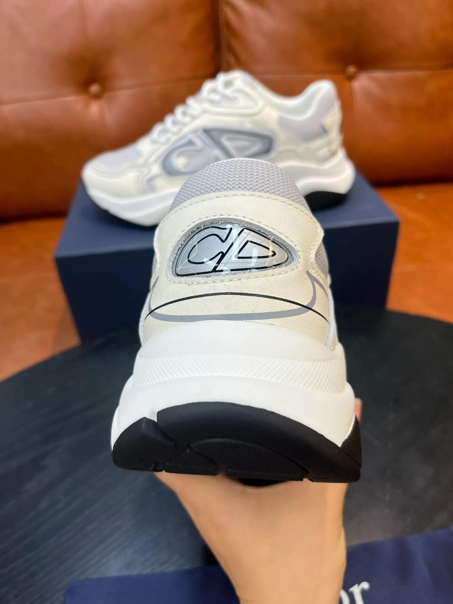 Factory price 540💰Dior B22 men's jogging fashion sneakers. This item draws inspiration from retro jogging shoes. It adopts a thick low-top design, with an upper made of leather and mesh fabric, and a black and white engraved rubber sole. Decorated with an embossed "CD" logo on the side. Code number: 39-44
